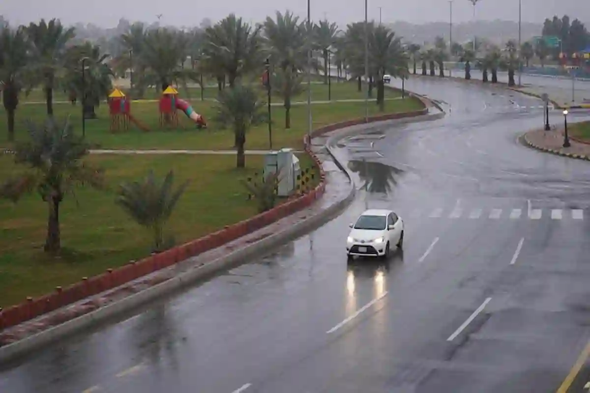 احذروا رياح مايو والسيول مستمرة في تلك المناطق.. الأرصاد السعودية تُوضح