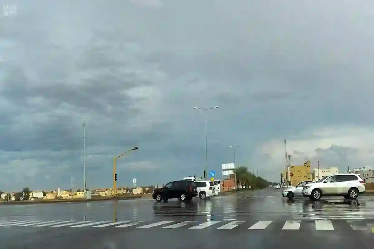 صواعق رعدية ورياح خمسينية السرعة في أول جمعة من مايو