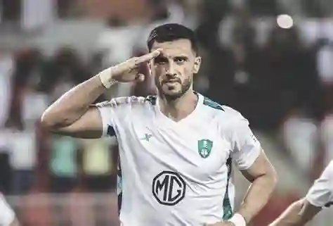 عمر السومة يتغزل في جماهير الأهلي السعودي بعد العودة